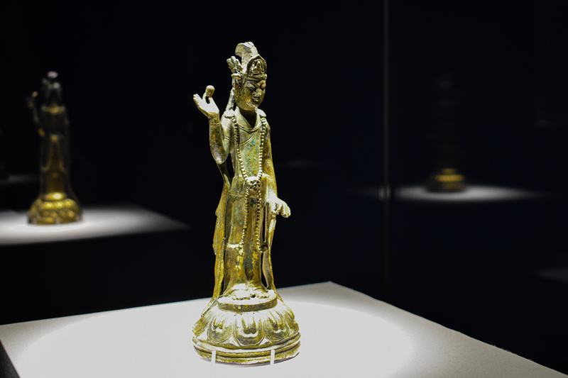 シン学芸研究員は金銅観音菩薩立像のあだ名が「ミス百済」だと教えてくれた。ポーズ表情が美人大会のミスコリアのように見えるからことからつけられたあだ名だと言った＝チェ・ジヌ 