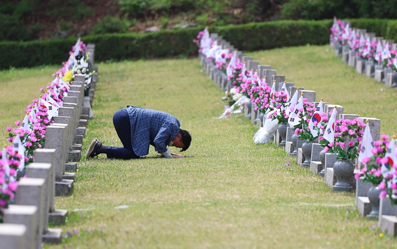 １９日、ソウルの４・１９民主墓地で墓参りをする遺族。