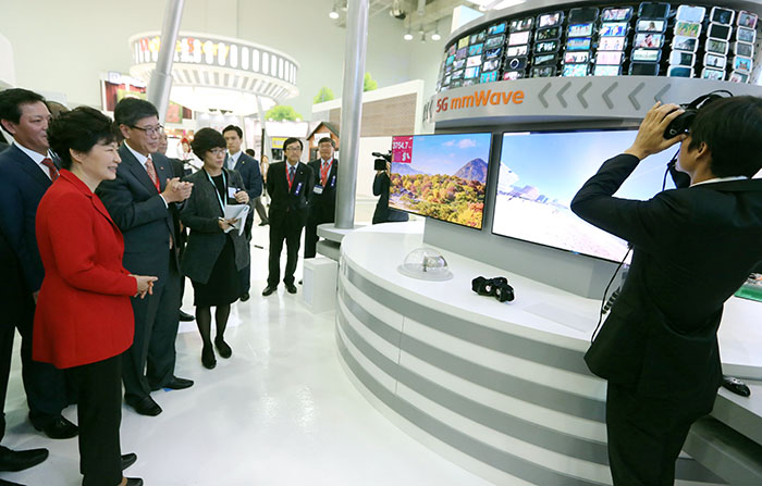 박근혜 대통령이 20일 ITU 전권회의 개막식에 참석해 ‘월드 IT 쇼’ 전시장에서 SK 텔레콤의 5G 시연을 관람하고 있다. (사진: ITU전권회의)