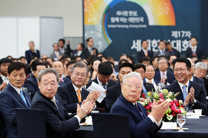 「第１７回世界韓商大会」開会式での文在寅大統領（左から３番目）＝２３日、仁川