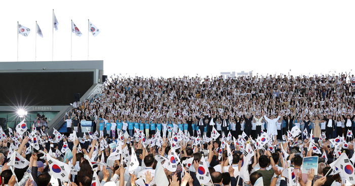 ‘ 
「第７３周年光復節および第７０周年政府樹立記念式典」で万歳を叫ぶ出席者ら＝１５日、ソウル・龍山 


