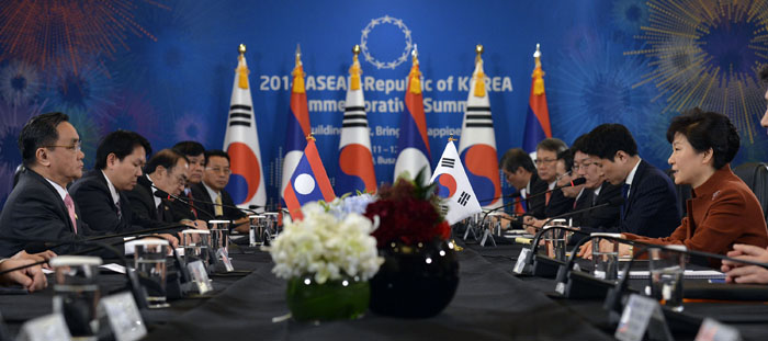 박근혜 대통령(오른쪽)과 통 씽 탐마봉 라오스 총리가 정상회담을 갖고 있다. 