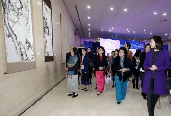아세안 각국 영부인들이 12일 부산시립미술관에서 열린 특별전 작품을 살펴보고 있다. 