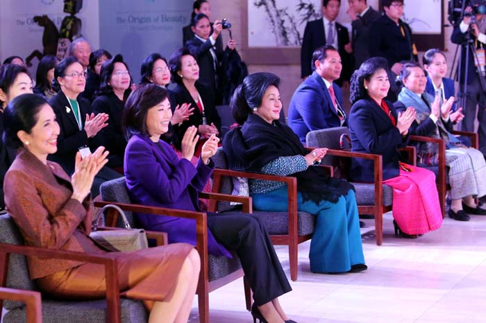 아세안 4개국 정상 영부인들이 12일 부산시립미술관에서 드로잉쇼를 관람하고 있다. 