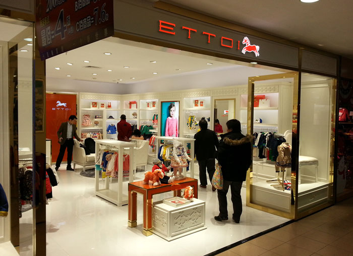 중국 남경 진잉 백화점에 있는 아가방의 고급브랜드 에뜨와 매장 전경. 고객들이 제품을 살펴보고 있다.