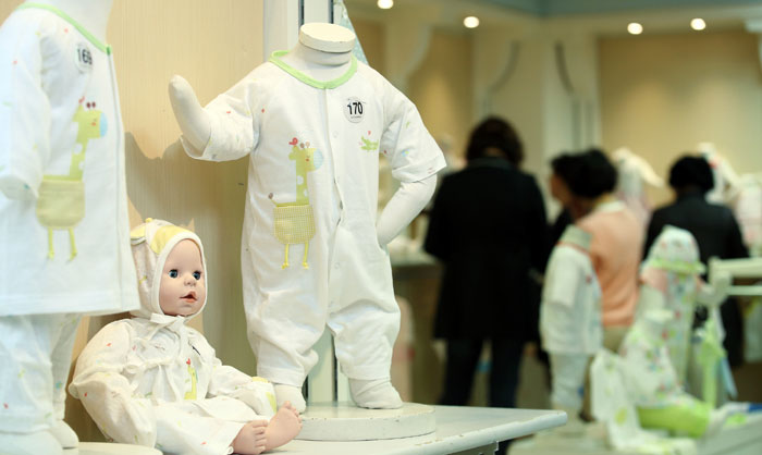 1979년 창립된 아가방은 한국 최대 유아용품 업체로 아기 내복 등 의류, 및 다양한 유아용품을 생산해오고 있다.