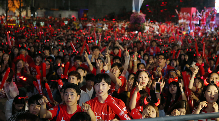 한국과 알제리와의 2014 브라질 월드컵 조별예선 경기가 열린 23일 ‘붉은악마’들이 광화문 광장에서 응원전을 펼치고 있다. 전한 기자 