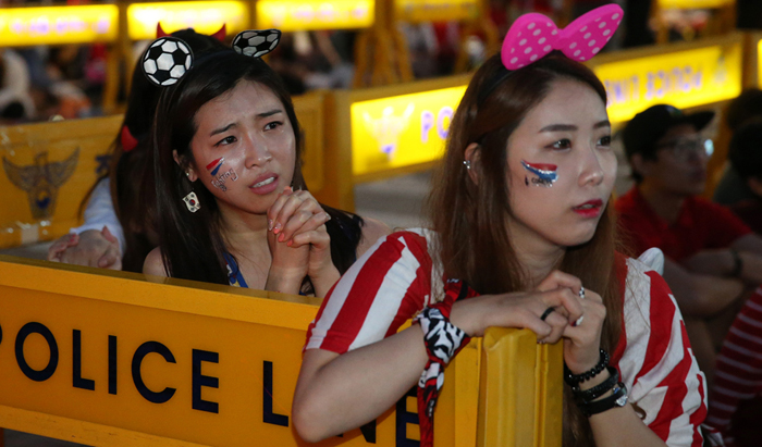 한국과 알제리와의 2014 브라질 월드컵 조별예선 경기가 열린 23일 광화문 광장에서 거리응원을 펼치던 한 여성이 한국의 역전을 간절히 기원하며 경기를 지켜보고 있다. 전한 기자 