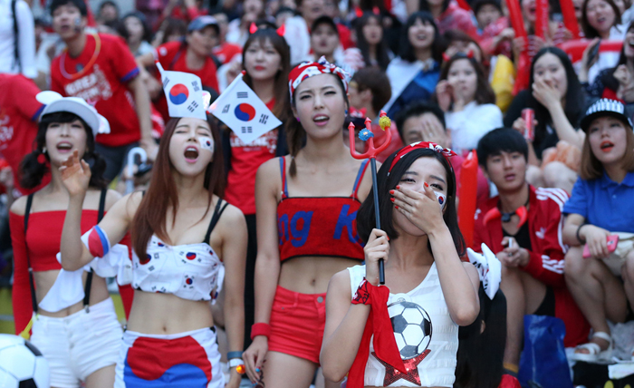  한국과 알제리와의 2014 브라질 월드컵 조별예선 경기가 열린 23일 한국 대표팀의 공격이 무위에 그치자 아쉬워하고 있다. 전한 기자 