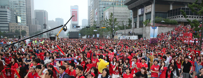 2014 브라질 월드컵 한국대표팀의 조별예선 2차전은 23일 새벽 4시(한국시간)에 시작됐지만 광화문 광장을 가득 메운 ‘붉은악마’들은 경기시간 내내 “대~~한민국”을 외치며 태극전사를 응원했다. 전한 기자 