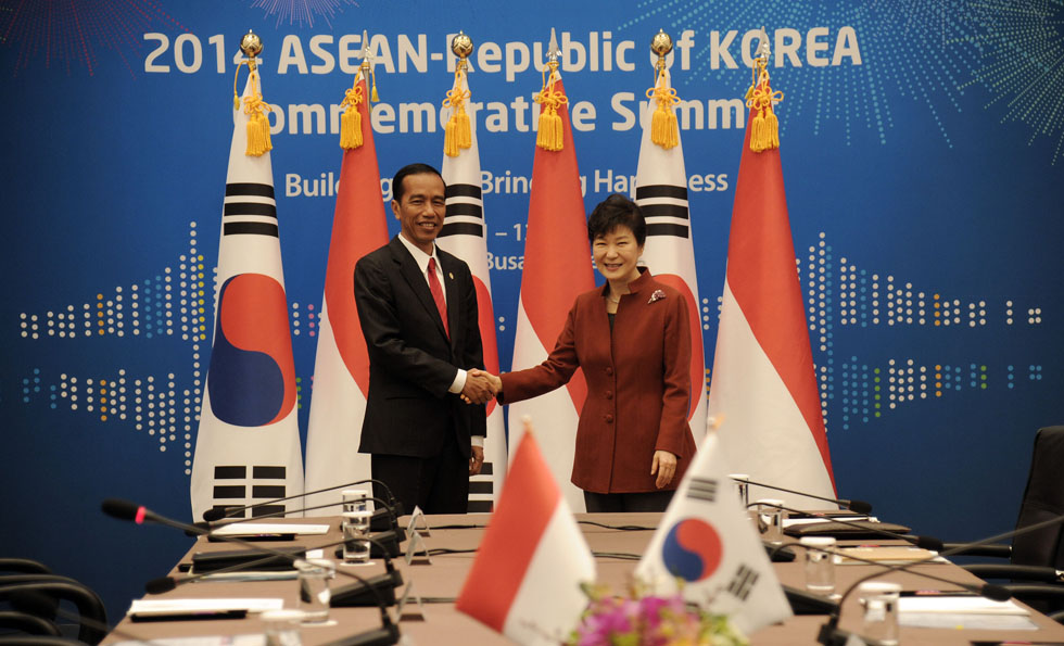 박근혜 대통령과 조코 위도도 인도네시아 대통령이 11일 부산 벡스코에서 열린 정상회담에 앞서 인사를 나누고 있다. 