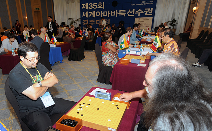 제35회 세계아마바둑선수권 최종일 대회가 열린 9일 각국을 대표한 선수들이 승부를 가르고 있다. (사진제공: 한국기원)