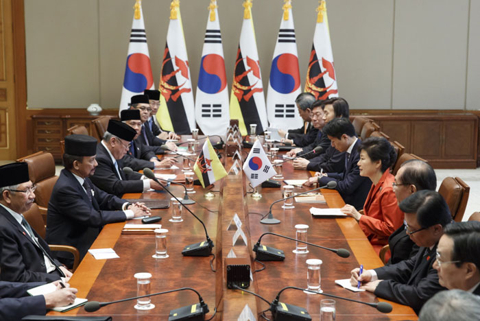 박근혜 대통령과 하사날 볼키아 브루나이국왕이 9일 청와대에서 정상회담을 갖고 있다.