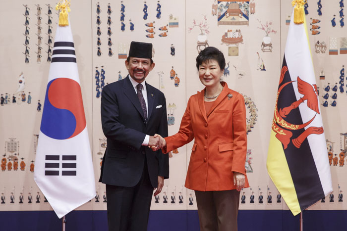 박근혜 대통령이 하사날 볼키아 브루나이 국왕과 청와대에서 정상회담을 갖기 전 악수하고 있다.