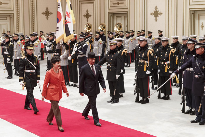 박근혜 대통령과 하사날 볼키아 브루나이 국왕이 국군의장대를 사열하고 있다.