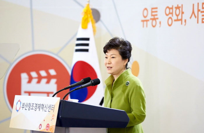 박근혜 대통령이 16일 부산 해운대 센텀그린타워에서 열린 부산창조경제혁신센터 출범식에 참석, 축사를 하고 있다.