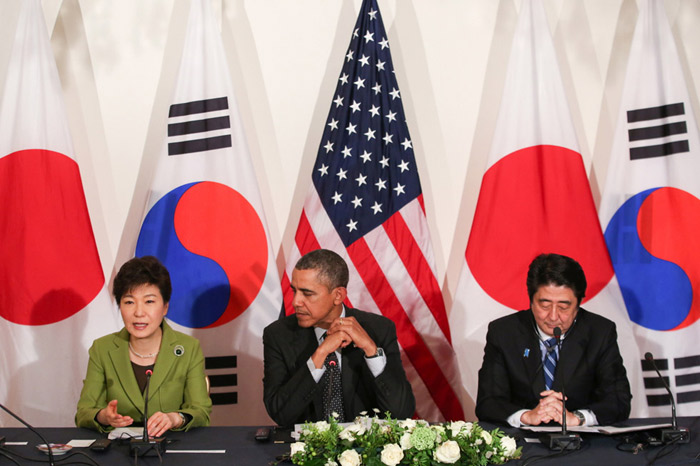 25日、パク大統領(左)、米国のバラク・オバマ大統領、日本の安倍晋三首相が、オランダ・ハーグで韓米日首脳会談を行っている(写真提供：大統領府)