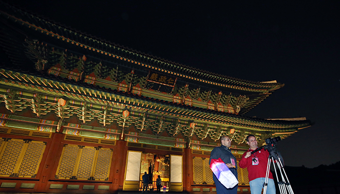 외신기자단 ‘창덕궁 달빛기행’이 열린 지난달 30일 외신기자들이 인정전 앞에서 서울시 야경을 촬영하고 있다. 