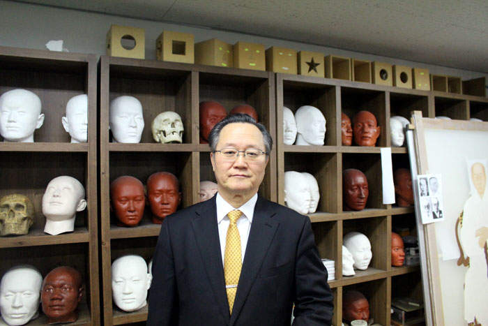 평생을 한국인의 얼굴연구에 몰두하고 있는 조용진 한국얼굴연구소 소장. 한국화가이면서도 해부학을 전공한 그의 경험은 역사학, 고고학, 의학 등 여러 분야로 접목되고 있다.