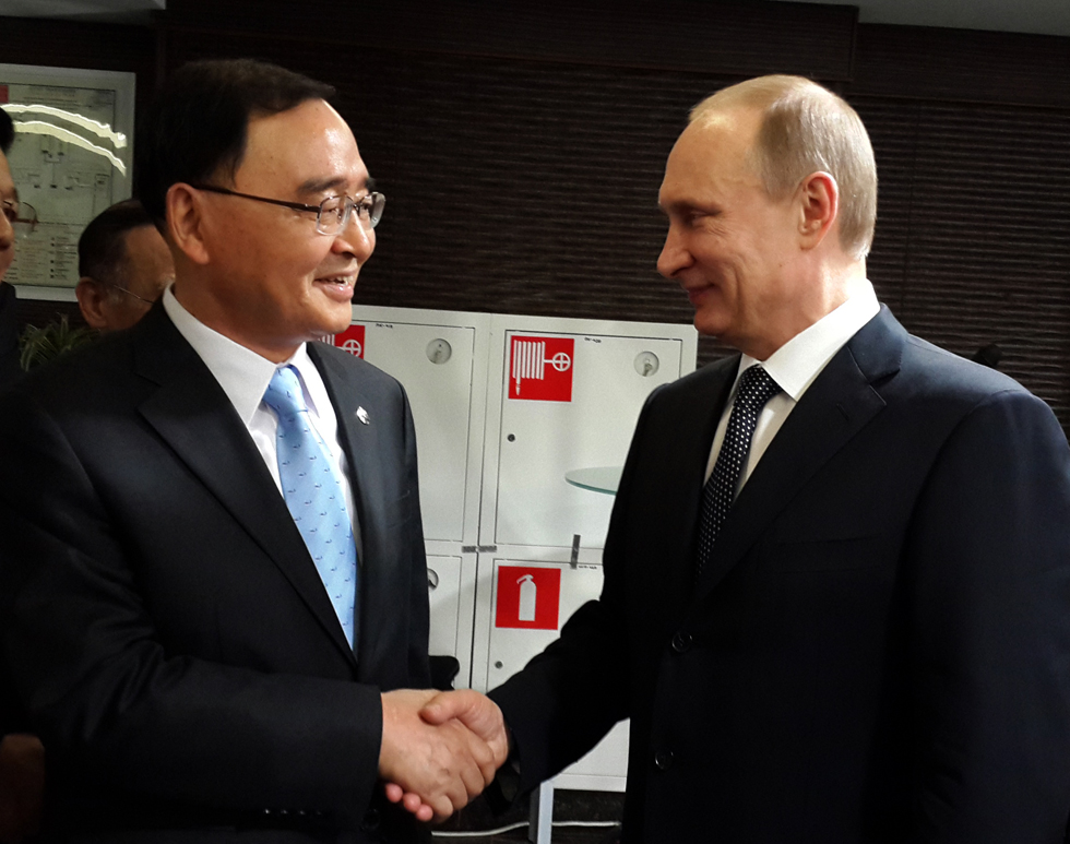 Prime Minister Chung Hongwon (left) shakes hands with Russian President Vladimir Putin during a reception held as part of the closing ceremonies of the Sochi 2014 Winter Olympics. (photo courtesy of the Prime Minister’s Office) 