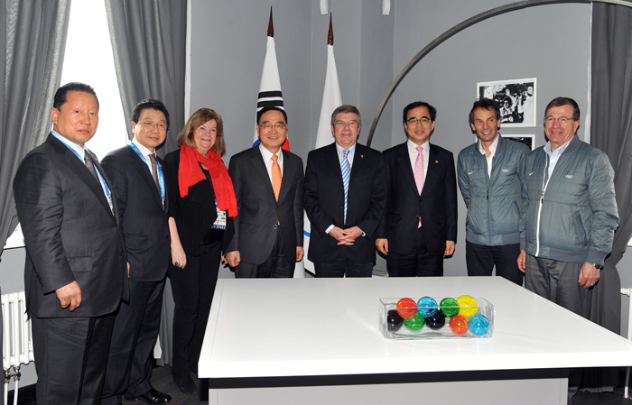 21일 정홍원 국무총리(왼쪽)가 토마스 바흐 IOC 위원장 및 IOC 위원들과 만나 환담했다. (사진: 국무총리실) 