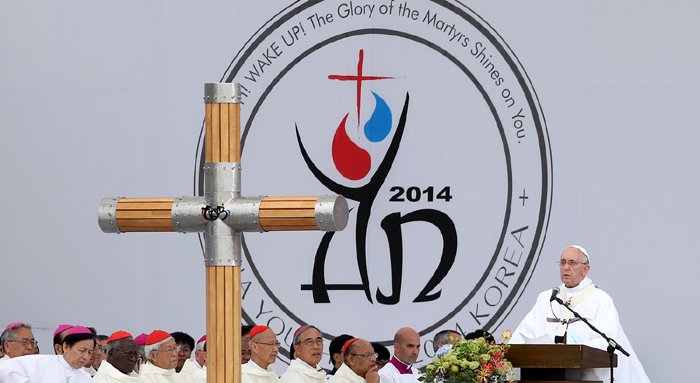 프란치스코 교황이 17일 충남 서산 해미읍성에서 열린 제6회 아시아 청년대회 폐막미사에서 강론을 하고 있다. 