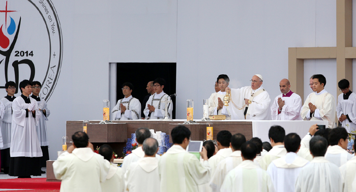 프란치스코 교황이 17일 충남 서산 해미읍성에서 열린 ‘제6회 아시아 청년대회 폐막미사’를 집전하고 있다.