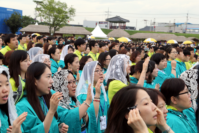 제6회 아시아청년대회에 참가한 세계23개국 6천여 명의 아시아청년들이 충남 서산 해미읍성에서 프란치스코 교황이 집전하는 폐막미사에 참여하고 있다. 