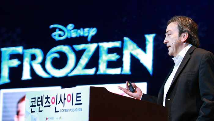 피터 델 베초 월트 디즈니 프로듀서가 지난 3월 31일 코엑스에서 열린 ‘콘텐츠 인사이트 2014’에서 연설을 하고 있다. (사진제공: 한국콘텐츠진흥원)