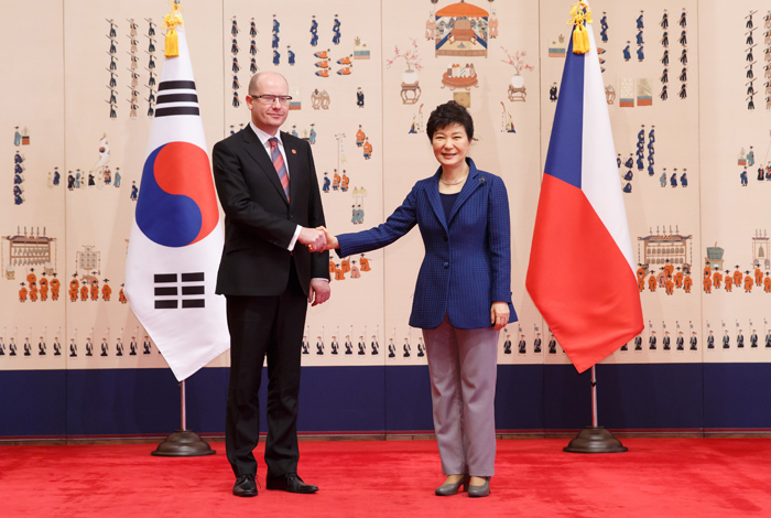 26일 청와대에서 박근혜 대통령(오른쪽)과 보후슬라프 소보트카(Bohuslav Sobotka) 체코 총리가 악수하고 있다. 