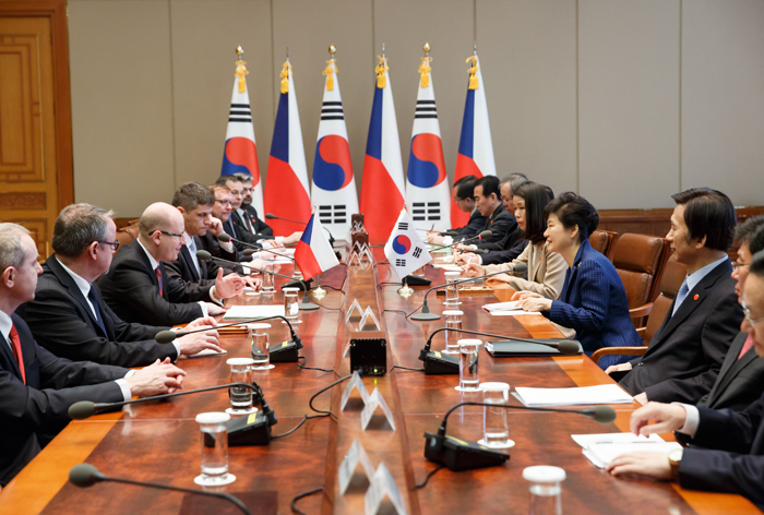 26일 청와대에서 열린 정상회담에서 박근혜 대통령(오른쪽에서 세 번째)과 보후슬라프 소보트카 체코 총리는 양국 관계를 '전략적 동반자 관계'로 격상시키기로 합의했다.