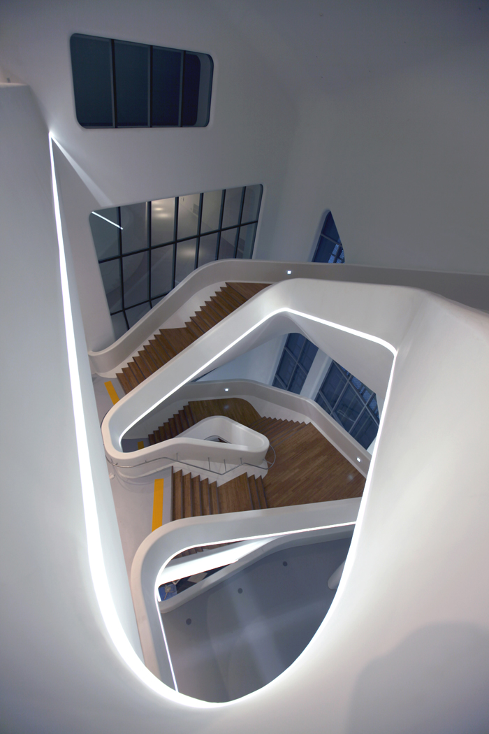 지하 2층에서 지상 4층까지 이어지는 조형계단 (사진: 서울디자인문화재단)