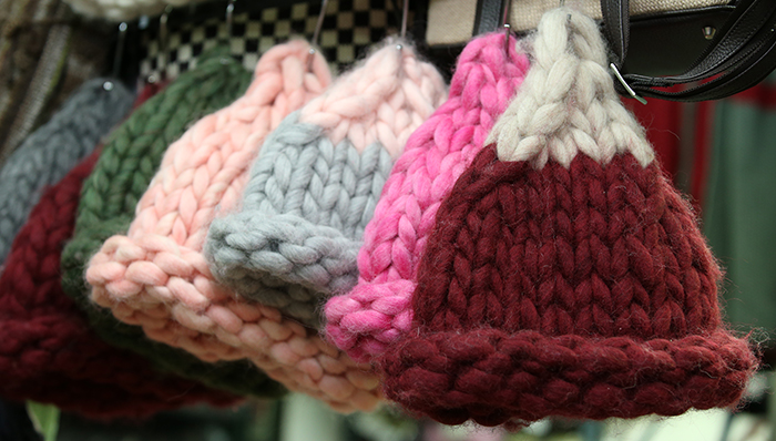 손가락만한 굵기의 두꺼운 실로 직접 뜨개질한 모자가 올 겨울 한국에서 큰 인기를 얻고 있다. 