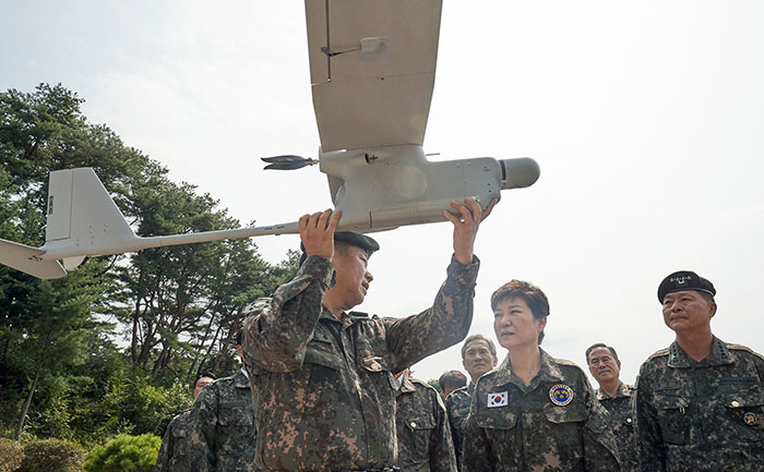 박근혜 대통령이 24일 을지프리덤가디언(UFG) 연습이 진행 중인 중부전선 전방군단을 방문해 감시장비인 무인항공기(UAV)의 성능에 대한 설명을 듣고 있다.