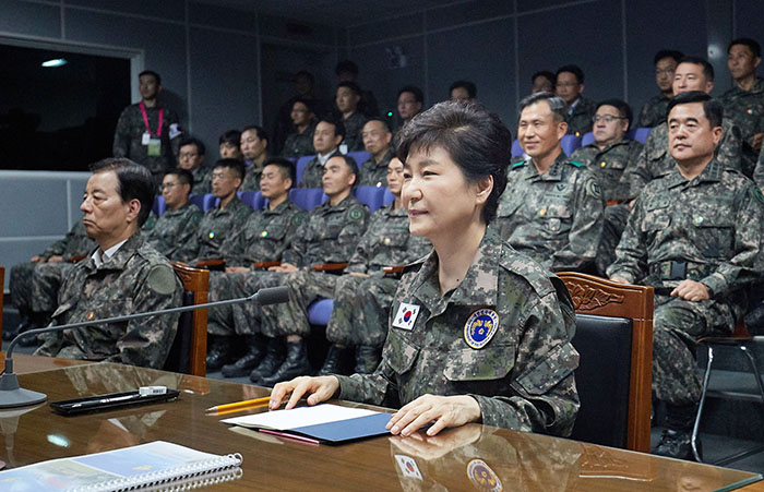 박근혜 대통령이 24일 을지프리덤가디언(UFG) 연습이 진행 중인 중부전선 전방군단을 방문해 군사 대비태세에 대한 보고를 듣고 있다.