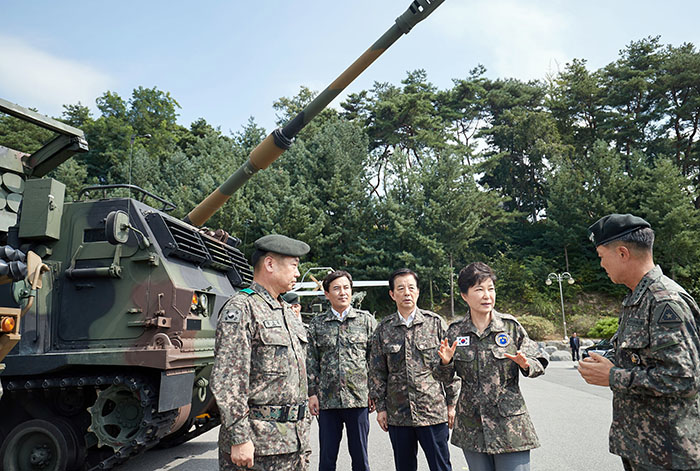 박근혜 대통령이 24일 중부전선 전방군단을 방문해 K-9 자주포 등 화력 장비에 대한 설명을 듣고 있다.