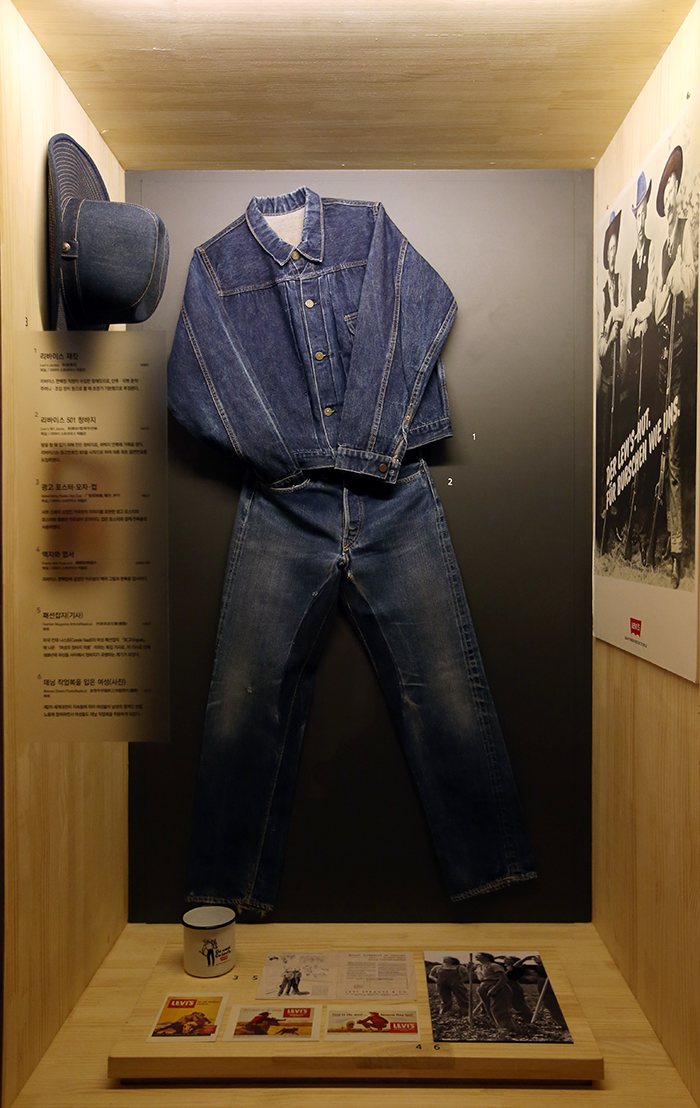 독일 리바이스 스트라우스 박물관에 소장돼 있던 리바이스 재킷(1938년 출시)과 리바이스 501 청바지(1937년 출시)