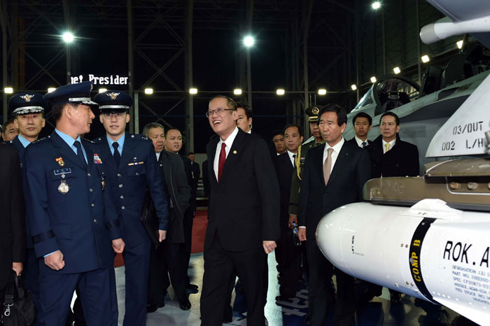 아키노 필리핀 대통령(가운데)이 12일 공군 김해기지에서 최차규 공군참모총장으로부터 한국산 전투기 FA-50의 주요 성능에 대해 설명을 듣고 있다.