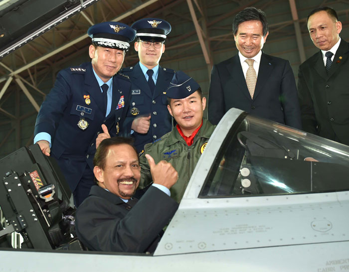 하사날 볼키아 브루나이 국왕이 12일 공군 김해기지를 방문해 한국산 전투기 FA-50에 올라 엄지를 치켜들고 기념촬영 하고 있다. 