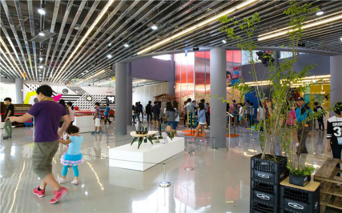 光明アップサイクルアートセンターはゴミ焼却場の遊休スペースを展示や公演、教育を行う多目的の文化スペースとして改造した空間