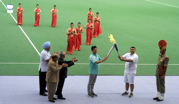 박선규 성화봉송단장이 첫 성화봉송주자인 인도의 올림픽 레슬링 은메달리스트 수실 쿠마르에게 성화를 건네고 있다. (2014 인천아시아경기대회 조직위원회 제공)