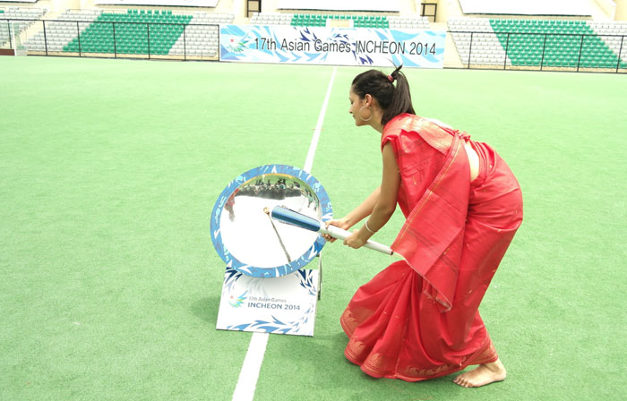 9일 인도 뉴델리 디안 찬드 국립 경기장에서 제17회 인천아시안게임 성화가 채화되고 있다. (2014 인천아시아경기대회 조직위원회 제공)