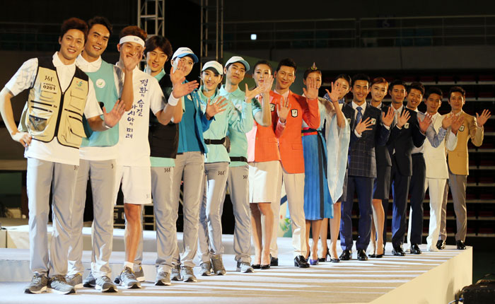 남녀 모델들이 2014인천아시아경기대회 유니폼 발표회 및 자원봉사자 발대식에서 다양한 유니폼과 단복을 입고 미소짓고 있다. (사진: 연합뉴스)