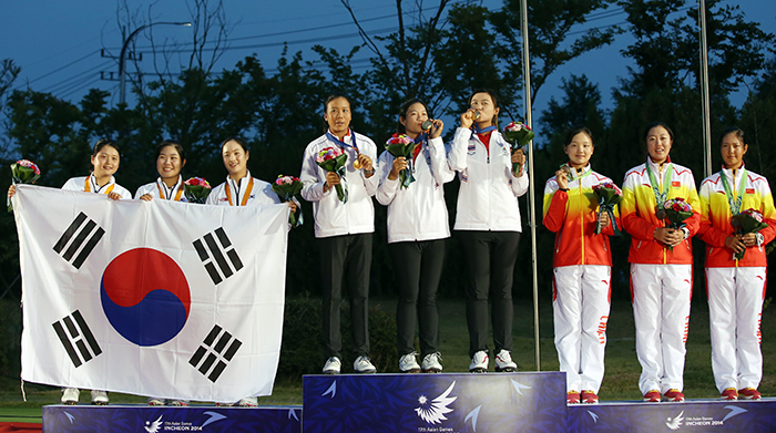 인천 아시아경기대회 골프 여자단체전 메달리스트들이 28일 시상대에 올라 메달 세러머니를 하고 있다. 태국이 금메달, 한국이 은메달, 중국이 동메달을 각각 차지했다. 