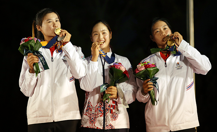 인천 아시아경기대회 여자 골프 개인전에서 우승한 한국의 박결(가운데)이 28일 태국의 붓사바콘 수카판(왼쪽)과수파마스 상찬과 함께 메달을 씹는 세러미니를 하고 있다. 