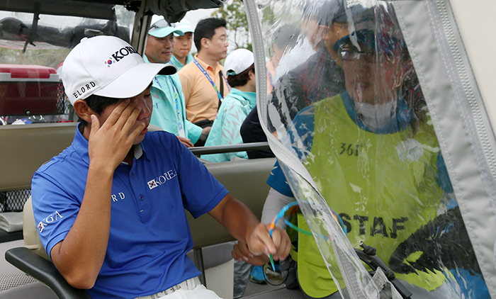 28일 인천 아시아경기대회 골프 4라운드를 마친 한국의 염은호가 아쉬움에 눈물을 흘리고 있다. 