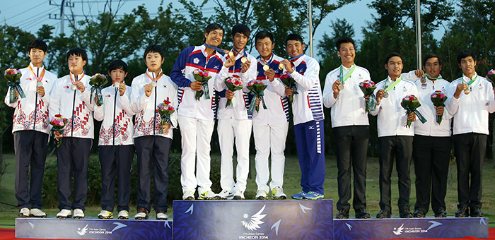 인천 아시아경기대회 남자 골프 단체전 메달리스트들이 28일 시상대에서 포즈를 취하고 있다. 