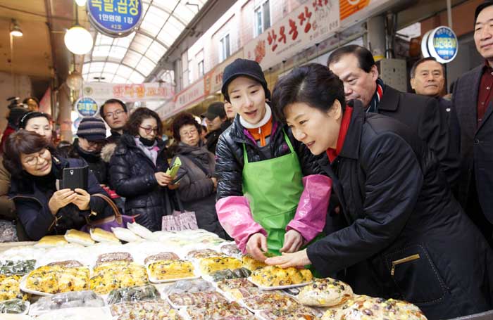 박근혜 대통령(오른쪽)이 10일 서울 광진구 중곡제일골목시장을 방문해 떡을 고르고 있다. 