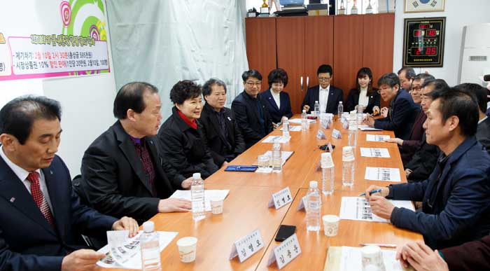 박근혜 대통령(왼쪽에서 세 번째)이 10일 서울 광진구 중곡제일골목시장을 방문해 전국상인회장들과 대화를 나누고 있다.