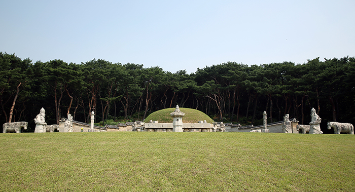 文化財庁は朝鮮の第16代王の仁祖とその王妃を合葬した坡州・長陵が祭享日の17日に試験公開された 